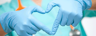 Vårdpersonal visar en hjärtsymbol med sina händer 