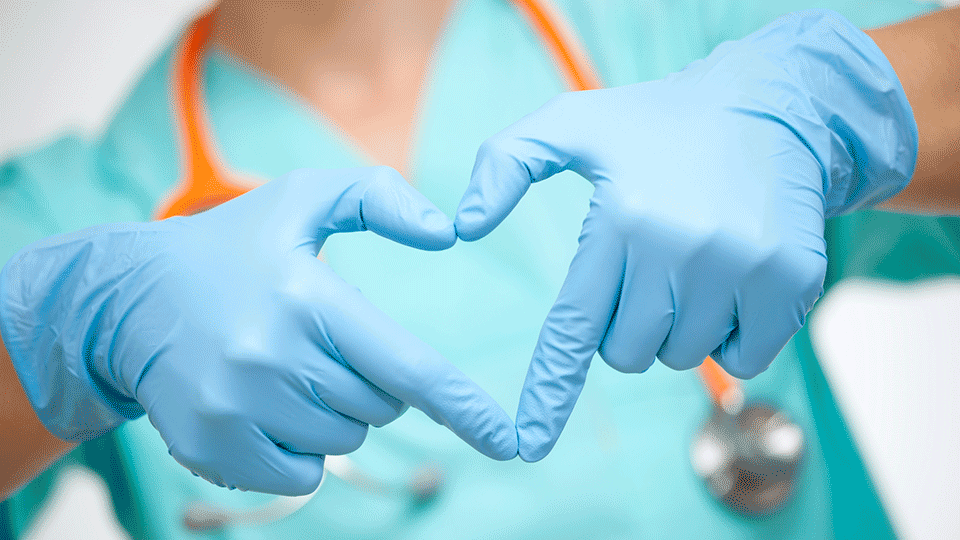 Vårdpersonalshänder bildar en hjärtsymbol