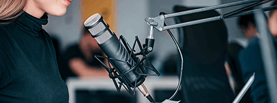 inspelning av en podcast, ett ansikte vid en mikrofon
